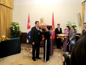 Condecora Estado de Vietnam al embajador cubano Fredesmán Turró